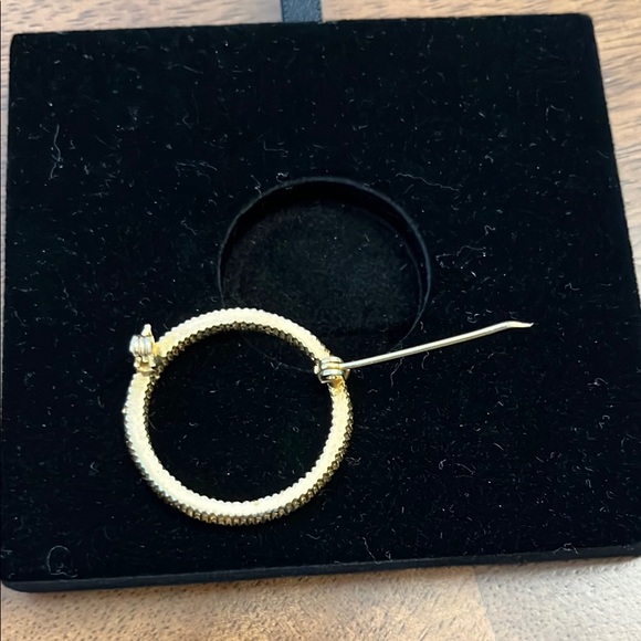 Vintage Gold and Pearl Circular Brooch with Textured Edge mid century! - Picture 4 of 7